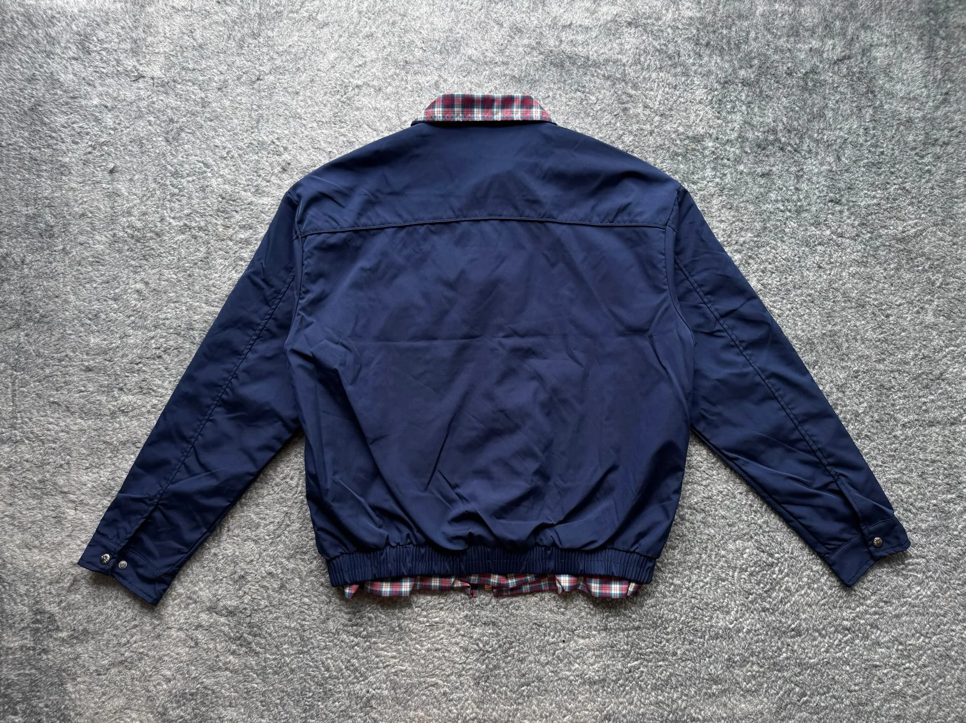 P300 💙Ralph Lauren Vintage Harrington Jacket, dark indigo with red pony logo, full of British retro feel! Soft fabric, comfortable to wear, classic fit + lapel design, plaid embellishments on cuffs and collar, great details ✨ The Harrington jacket represents low-key and approachability. In other words, it is not as rigid as a Chinese tunic suit, nor as high-end as a suit. Another point is that the Harrington jacket is adaptable. It does not look strange to wear on almost any figure or occasion. No matter you are young and handsome or you are middle-aged and fat, this style of jacket can hold up.               Color: Navy Blue Apricot Size: Length Bust Shoulder Width Sleeve Length M 68 124 57 60 L 70 128 58.5 62 XL 72 132 60 64